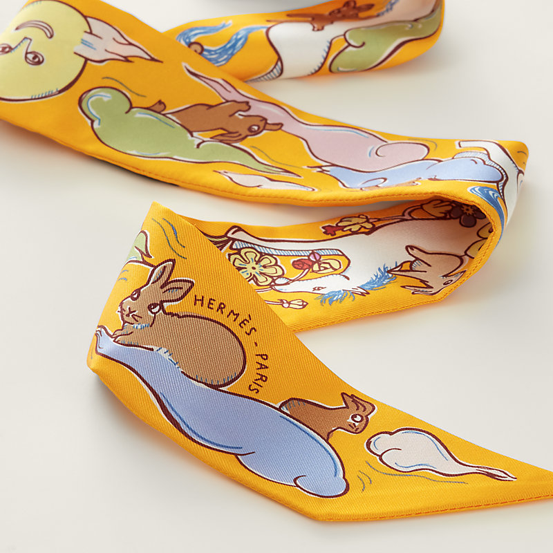 Twilly 《千と一のウサギ》 | Hermès - エルメス-公式サイト Twilly 《千と一のウサギ》 | Hermès - エルメス-公式サイト